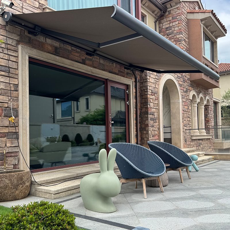 Täyskasetti sisäänvedettävät markiisit