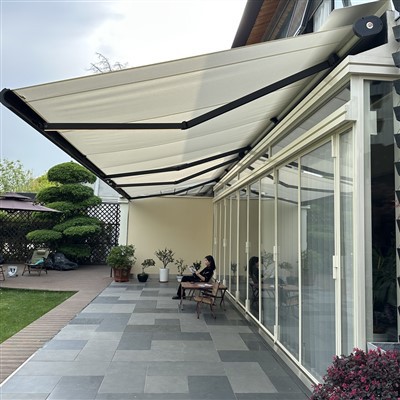 Sisäänvedettävä pation markiisikatos